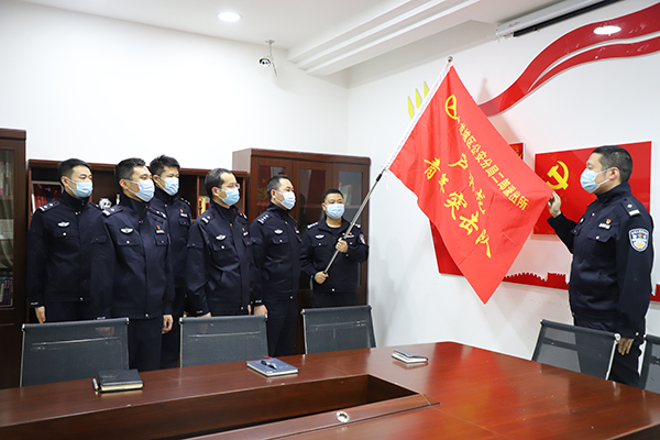 九龙坡区公安分局二郎派出所青年突击队秒变党员助企服务队.jpg