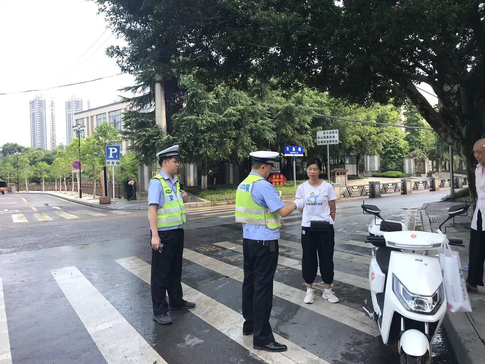 九龙坡区公安分局交巡警支队西彭大队开展“飙车炸街”违法犯罪整治行动.jpg