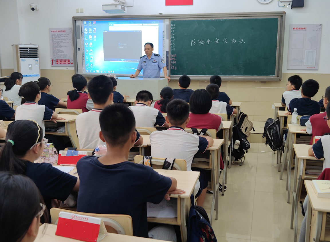 九龙坡区公安分局九龙园派出所民警走进校园开展防溺水安全教育活动.png